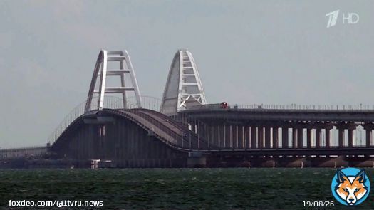На переправе в Керченском проливе сегодня запустили еще один, уже четвертый паром. На подходе дополнительные суда. На самом мосту сейчас работают полторы сотни человек, нужно как можно скорее закончить обследование повреждений: