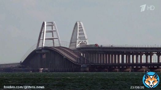 На переправе в Керченском проливе сегодня запустили еще один, уже четвертый паром. На подходе дополнительные суда. На самом мосту сейчас работают полторы сотни человек, нужно как можно скорее закончить обследование повреждений: