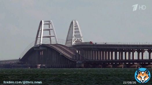 На переправе в Керченском проливе сегодня запустили еще один, уже четвертый паром. На подходе дополнительные суда. На самом мосту сейчас работают полторы сотни человек, нужно как можно скорее закончить обследование повреждений:
