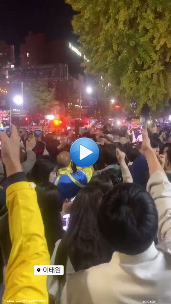 Sex! Sex! ウェーイw 眼の前で死んでるニダ 動画撮るチャンスニダww #ハロウィン #韓国ハロウィン事故