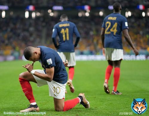フランス代表のユニフォーム、美しくないですか？  品格のネイビー 高貴なゴールド 赤を巧みに差してくる  #FIFAWorldCup  #エムバペ #フランスvsデンマーク