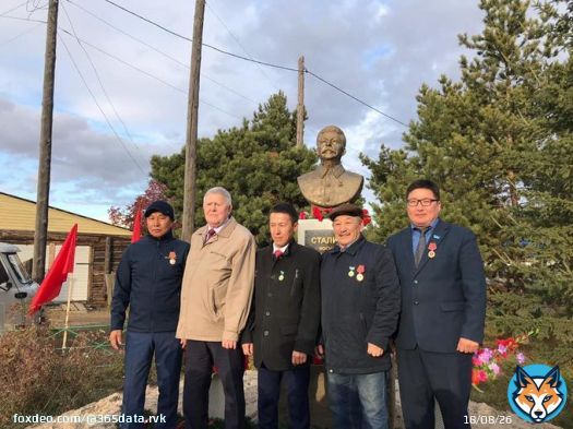 В Якутии установлен шестой памятник Сталину. На открытие пришел и прославленный вилюйский шаман   На фото: шаман Седует рядом с лидером якутских коммунистов Губаревым.    Тенденция, однако...