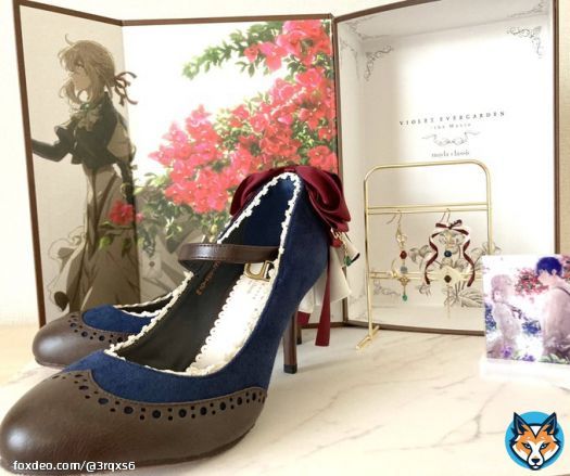 お気に入りの宝物達  パンプスはマイラクラシック様【@mayla_classic 】 ピアスはメルカリで知り合ったお方の素敵なハンドメイド作品 アクリルスタンドはACRY(アクリー)様  #ヴァイオレット・エヴァーガーデン  #VioletEvergarden #MAYLA