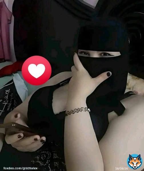 تقبل صداقة أرملة ، وحيدة تعيش لوحدها ؟ ليس عندي ، أصدقاء ولا أهل ولا أولاد للتعارف رقمي في اول كومنت