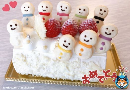 #SnowManデビュー1周年 ということで、 #不二家 さんの雪降る苺のプレミアムロールケーキに9人分の雪だるまを乗せました！
