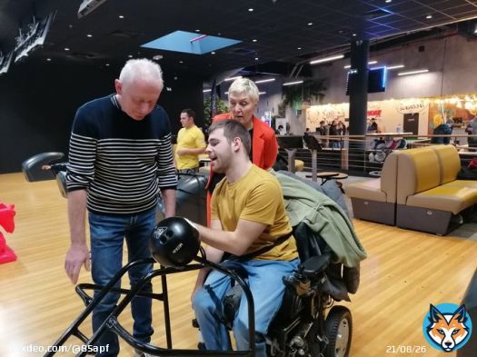 Le 25/02, le Groupe Loisirs d'APF France handicap Vend&eacute;e est all&eacute; aux Sables d'Olonne pour faire une partie de bowling  Apr&egrave;s l'effort, le r&eacute;confort : les participant.e.s sont all&eacute;.e.s d&eacute;guster une petite cr&cr&ecirc;pe Un bon moment sportif et gourmand, plein de fous-rires  !