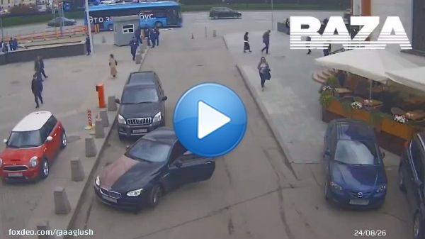 Боец ММА Асхаб Магомедов напал на охранников парковки Москве.  Магомедов объехал шлагбаум и без разрешения вырулил на парковку возле Казанского вокзала.  Полицейские задержали бойца и сразу отпустили. Пострадавшие охранники говорят, что Асхабов показал полиции какую-то &laquo;корочку&raquo;.