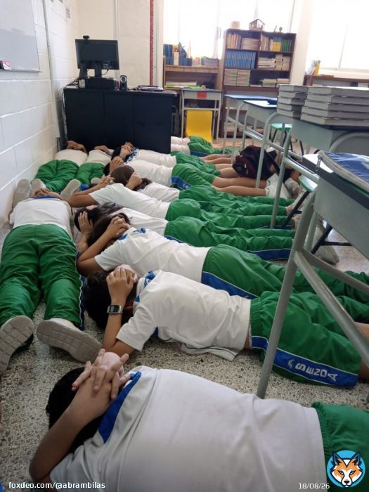 Cuando alguien solape, aplaude o sean indiferente al narcotr&aacute;fico en Culiac&aacute;n y Sinaloa. Hay que mostrarle esta imagen. Ni&ntilde;os de un colegio en Culiac&aacute;n protegi&eacute;ndose de las balas.