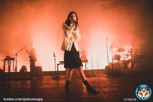 GRACIE ABRAMS IS FINALLY BACK ON STAGE!!!!