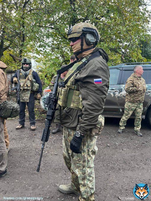 Вы не смейтесь, но это Рогозин. Пишут, что он в таком виде был в Донецке и под Херсоном. Неужели исполнится его давняя мечта &mdash; оказаться в окопе?