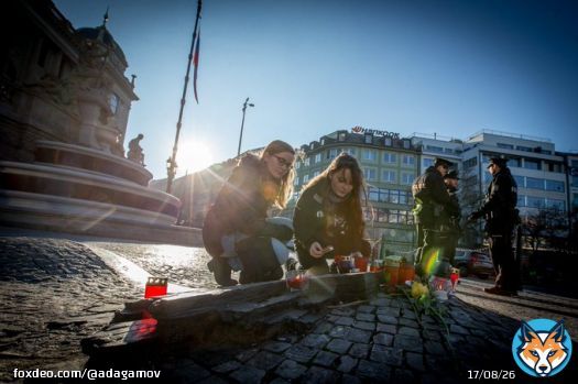 Сегодня у мемориала на месте, где 16 января 1969 года студент Ян Палах совершил самосожжение в знак протеста против оккупации Чехословакии советскими войсками.   17 ноября Чехия отмечает государственный праздник &mdash; День борьбы за свободу и демократию.