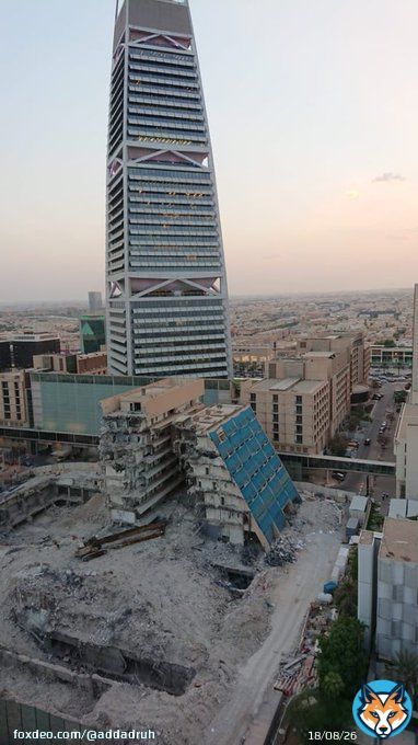 صورة لارض مشروع #الفيصلية_ديستركت بعد إزالة مبنى سياحية للأجنحة الفندقية وجزء من مبنى مركز الخزامى على طريق #العليا