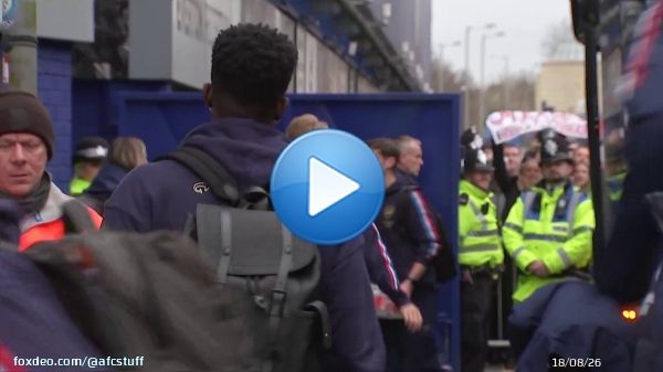 The Arsenal squad arriving at Goodison Park earlier. #afc