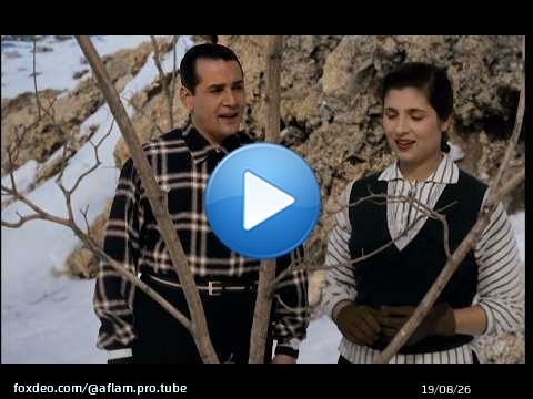 تحب سعاد ابنة أحد التجار أحمد الذي يعمل عند أبيهالكن أبيها يجبرها على الزواج من سيد فيلم يهواك قلبى