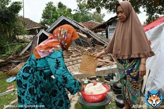 インドネシア地震、被災者が支援訴え 大雨で救助に遅れ
