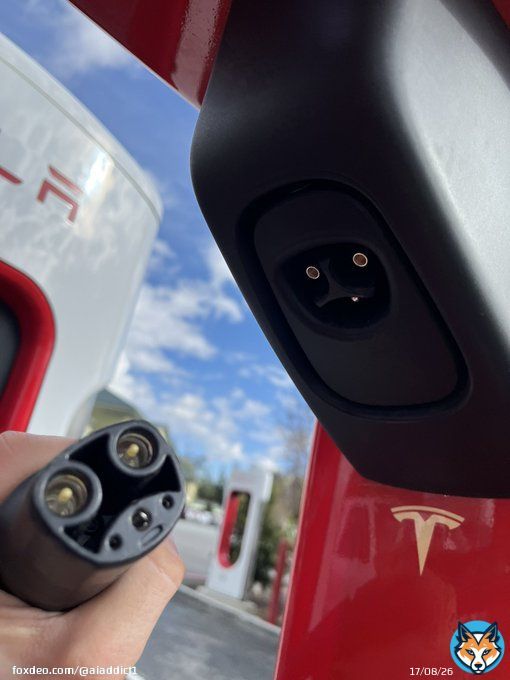 Found my first @Tesla Magic Dock in California!   Sadly all 16 stalls were offline &hellip; but a Tesla Charging employee was onsite &mdash; after a sending an internal message to his team 8 of the 16 chargers came online @RateYourCharge