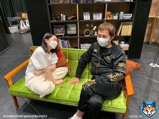 ＼#今度は愛妻家 稽古場レポート／  稽古中、リラックスした様子でお話しする #渡辺徹 さんと #黒沢ともよ さん。 素敵な雰囲気です  本編中は、2人の関係がジェットコースターのように変化します お楽しみに  #戸塚祥太 #三倉佳奈 #浦陸斗  公式HP\u25b6\ufe0e