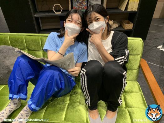 いよいよ明日、開幕 ＼ #今度は愛妻家 稽古場レポート／  仲良くポーズを決める #三倉佳奈 さんと #黒沢ともよ さん なかなか共演シーンがないのですが、「え？ここで？」というところで共演。 是非、劇場で見届けてください #戸塚祥太 #浦陸斗 #渡辺徹 公式HP\u25b6\ufe0e