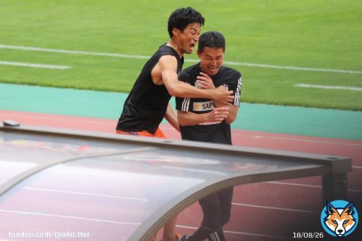 ビッグスワン行ってきました。  マリノス戦の勝利直後、千葉ちゃんが力蔵さん襲ってました  勝利おめでとうございます  #albirex #アルビレックス新潟 #新潟横浜FM #千葉和彦 #松橋力蔵
