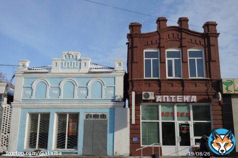 Русня вночі обстріляла Новий Буг (100км на північ від Миколаєва), там моя бабуся і ще купа родичів. Знищили увесь історичний центр - ось такі будівлі, які будували єврейські поселенці ще в ХІХ столітті. Вони пережили 2 світові війни, а цю ні.