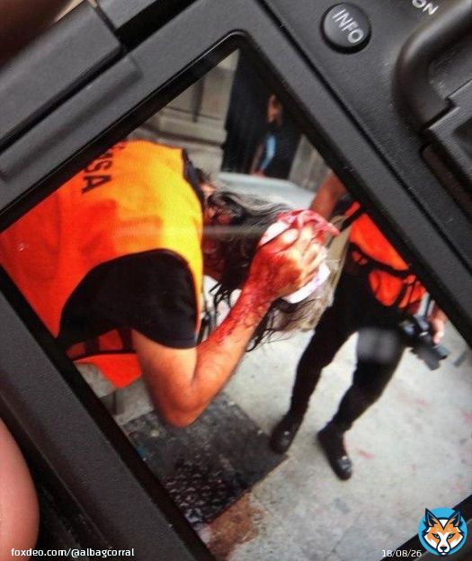 PELOTAS DE GOMA A VUESTROS COMPA&Ntilde;EROS #cuatroaldia169 qu&eacute; sinverg&uuml;enzas sois.Normal que os griten Prensa Espa&ntilde;ola Manipuladora.  Foto: Anonymous Catalonia.