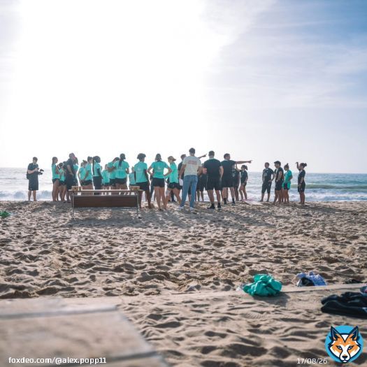 Photo shared by Alex Popp on January 15, 2024 tagging @vfl.wolfsburg.frauen. May be an image of 19 people, wetsuit, beach, ocean, crowd and water.