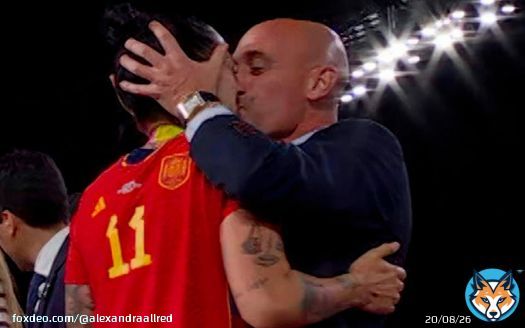 The image of what women face all the time from entitled men who just assume he can grab/kiss a woman. .@FIFAWorldCup .@FIFAWWC .@SEFutbolFem  Spain's women are officially here! Drop the pervert from the old days...