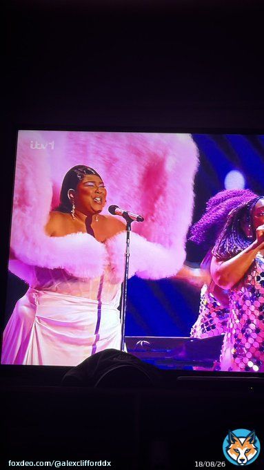 #Brits2023 Lizzo has a arrived as a one-seat sofa.