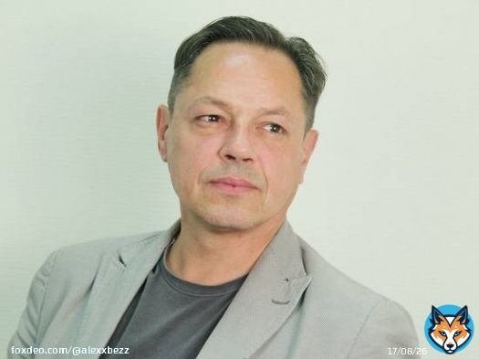 россияне сошли с ума в полном составе. Путинизм никого не щадит Артист Игорь Скляр заявил,что принял решение отправиться на фронт По его словам долг родине придется отдать всем-У нас погрузка через три дня Эшелоны в Ростов, экипировка потом месяц обучение и вперед на баррикады!