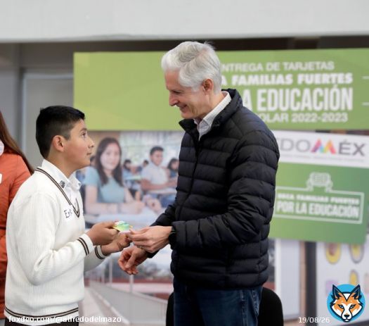 Hoy entregamos m&aacute;s de 12,000 #BecasEdom&eacute;x para dar m&aacute;s y mejores oportunidades a los estudiantes mexiquenses y a sus familias.