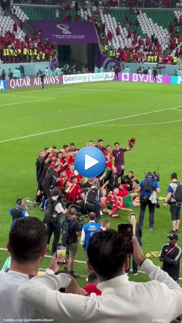 The Moroccan team celebrate with the Palestinian flag after reaching the quarter-final of the World Cup 0:0366.4K views