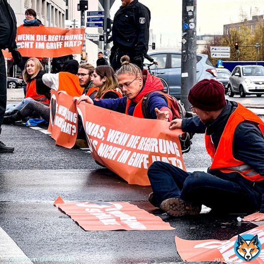 W&auml;hrend die #Ampel den Klimawandel vorschiebt, um ein ganzes Land abzuwirtschaften, sind diese #LetzteGeneration-Extremisten der verl&auml;ngerte Arm der Gr&uuml;nen. Statt diejenigen, die Steuern erwirtschaften, mit solchen Aktionen auch noch zu bestrafen: Sucht Euch endlich einen Job!