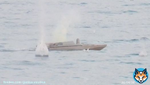 Так с близкого расстояния выглядели украинские беспилотные катера-камикадзе, безуспешно атаковавшие ночью разведывательный корабль &laquo;Приазовье&raquo; ЧФ РФ  Один из них имел собственное имя 'Кот и енот'[Кiт та Єнот]