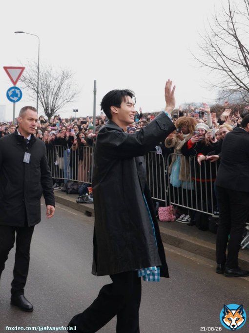 He came closer to say hi to the fans and he spotted the sbps there    PradaFW23 Win   #PradaFW23  #PradaFW23showXWIN   #winmetawin @winmetawin