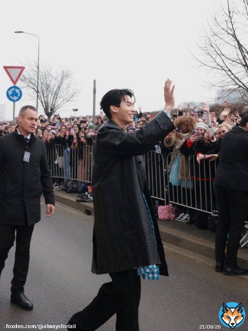 He came closer to say hi to the fans and he spotted the sbps there    PradaFW23 Win   #PradaFW23  #PradaFW23showXWIN   #winmetawin @winmetawin