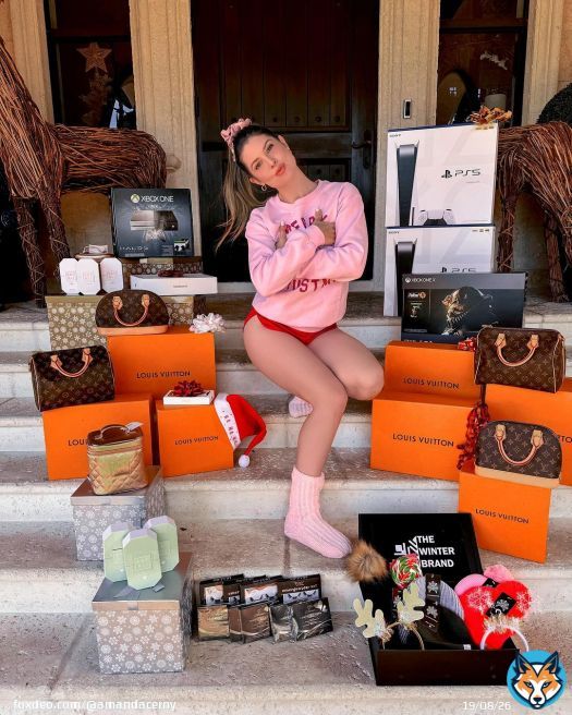 #AD MERRY XMAS\ud83c\udf84 I'm giving away EVERYTHING in this post&hellip; Enter now for your chance to win a Louis Vuitton Bag, Macbook, PS5/XBOX & iPhone. PLUS&hellip; Kayali Parfum, Winter Brand Beanies, Noir Lash Lounge & Amour Cosmetics Giftftset \ud83e\udd29 .TO ENTER \ud83d\udc47\ud83c\udffd.1️⃣ FOLLOW @CelebrityLink + EVERYONE they follow (It does not take long!) \ud83d\udc40 .2️⃣ Like this post and spam the post with the comment &lsquo;XMAS&rsquo;.BONUS: Share this post on your story for an extra chance to WIN!!! \ud83d\udd25.5 lucky entrants will be announced on the @CelebrityLink account on December 23rd, 2023. GOOD LUCK & HAVE A GREAT NEW YEAR \u2764\ufe0f.NO PURCHASE NECESSARY. Void where prohibited. Gifts included are not sponsored, endorsed or administered by, or associated with, Louis Vuitton, Instagram or Apple. Subject to full Official Rules available at the link in @CelebrityLink bio