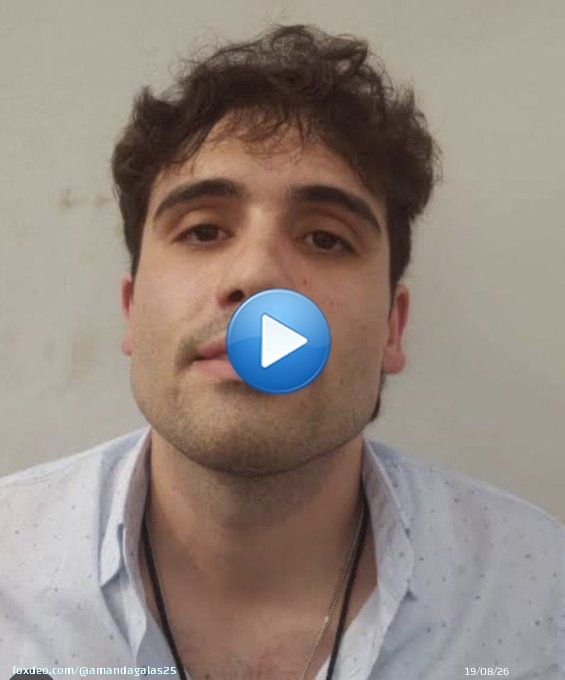 Desde un veh&iacute;culo sujetos ligados al 'El chapo' disparan al avi&oacute;n de la fuerza a&eacute;rea de M&eacute;xico que lleg&oacute; al aeropuerto de #Culiac&aacute;n #Sinaloa  esto tras la captura de #Ovidio Guzm&aacute;n. Hijo de Joaqu&iacutute;n 'El Chapo' Guzm&aacute;n  #Culiacanazo  #FelizJueves  #Puebla