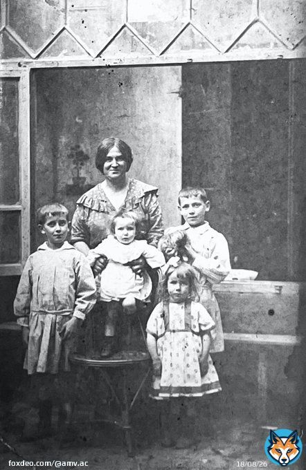 Fini le tri des photos de ma grand m&egrave;re. J'y ai trouv&eacute; deux antiquit&eacute;s: mon arri&egrave;re grand-m&egrave;re, en 1923, avec 4 de ses 5 enfants, dont mon grand-p&egrave;re et mon arri&egrave;re grand-p&egrave;re, en 1900, lors de son service militaire au 3i&egrave;me r&eacute;giment de zouaves &agrave; S&eacute;tif.