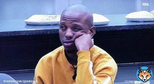 Khosi and Yemi talking after Ebuka spilled the beans about him sneaking out to Alex to kiss Blue Aiva everyday . He's still lying to her  #BBTitans