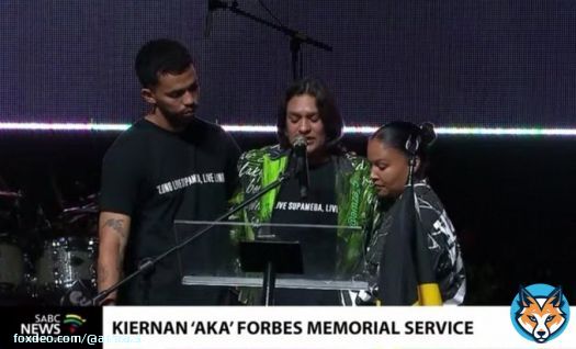 It's Lynn acknowledging Don Design as one of her sons. A mother who sees all her child's friends as her own #akamemorialservice