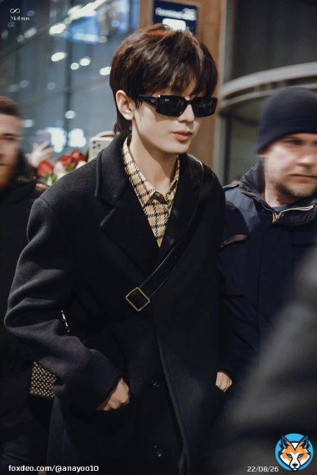 He carried an imperious nose well and his angular cheekbones carved towars a flinty jaw @Lanvin  #ChengYi  #ChengYiInParis  #ChengYiPFW23 #ChengYiLanvinFW23