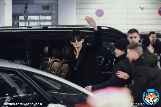 dont forget to wave goodbye to the ones who sincerely love you @Lanvin  #ChengYi  #ChengYiInParis  #ChengYiPFW23 #ChengYiLanvinFW23