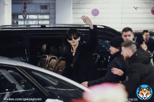 dont forget to wave goodbye to the ones who sincerely love you @Lanvin  #ChengYi  #ChengYiInParis  #ChengYiPFW23 #ChengYiLanvinFW23