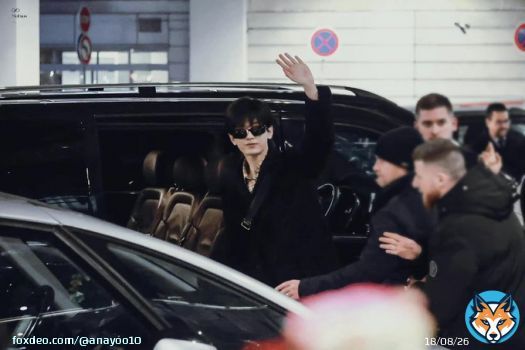 dont forget to wave goodbye to the ones who sincerely love you @Lanvin  #ChengYi  #ChengYiInParis  #ChengYiPFW23 #ChengYiLanvinFW23
