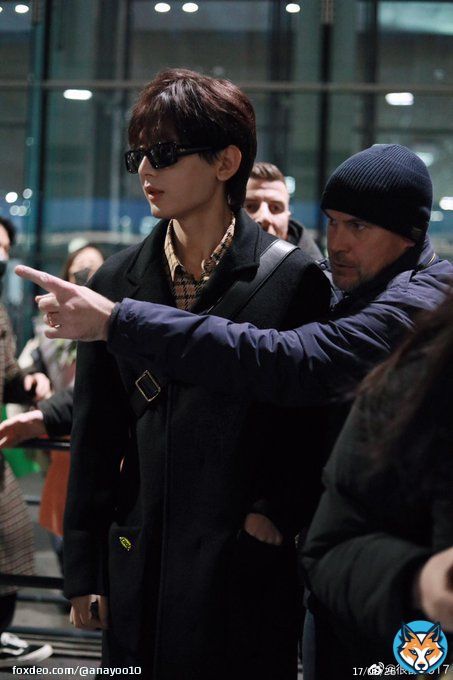 Here let me show you. This is the only way to Ana's heart @Lanvin  #ChengYi  #ChengYiInParis  #ChengYiPFW23 #ChengYiLanvinFW23