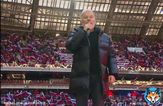 Олег Газманов заклеил название бренда Prada на нагрудном кармане пуховика во время выступления на концерте в Лужниках  А что такое? Єта нискрепно......