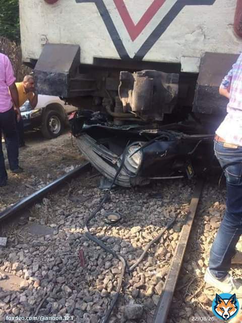 قطار المعمورة إللى بعيدى من جنب قصور #السيسى وإنتصار  دهس عربيه فيها ٦اطفال كانوا راجعين من مدارسهم وقابلوا وجه كريم أحن عليهم من كلاب وكلنها  ولعه  #مش_هنرضي_بالفتات