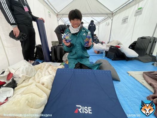 【第99回箱根駅伝】 2区を走るのは近藤幸太郎(4年)です。 &nbsp; 誰よりも仲間を思い、走りでチームを牽引してきたエースが、背中でチームを牽引してきた主将からの給水を力に、2年連続花の2区を駆け抜けます！ &nbsp; 応援よろしくお願いします！ &nbsp; #ピース大作戦 #青学駅伝 #研鑽 #青歴へ継げ #adidas