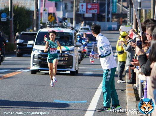 第99回 #箱根駅伝  7区 #佐藤一世  10km地点で、普段から仲の良い #関口雄大 から力水！走れなかった4年生の想いを力に変えて走り切りました！  #青学駅伝 #ピース大作戦 #研鑽 #青歴へ継げ