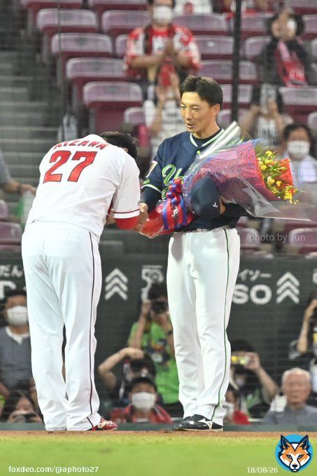 引退する嶋さんへの花束贈呈 カープの選手会を代表して會澤選手から  #嶋基宏 #會澤翼 #swallows #carp 2022-09-30 マツダスタジアム